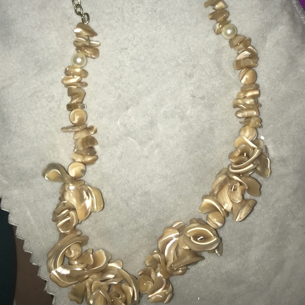 NWOT, neutral shell necklace!